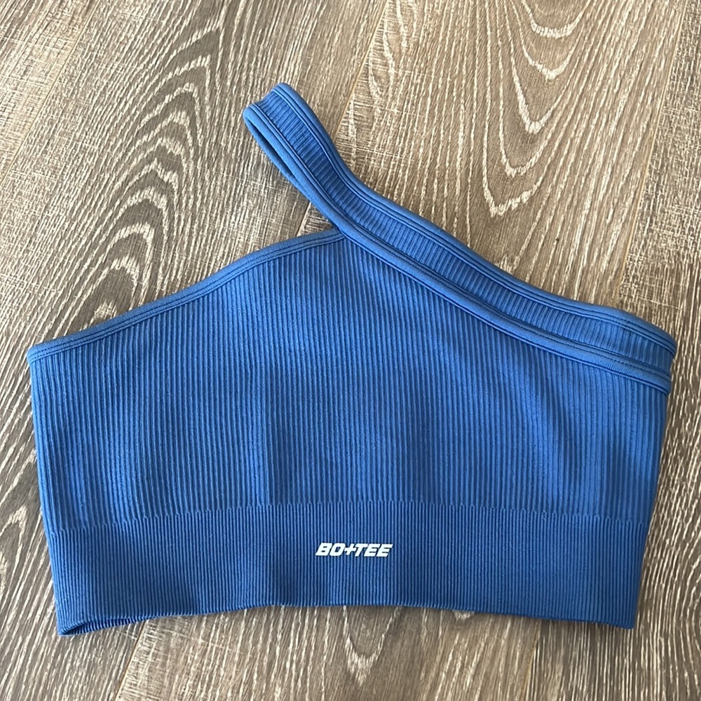 BO+TEE One-Shoulder Ribbed Sports Bra in Blue